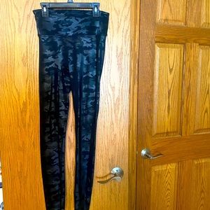 Spanx faux leather camo leggings size medium